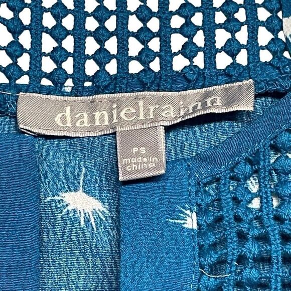 Daniel Rainn Blue Dandelion Cap Sleeve Crochet Detail Top - S Petite - Picture 4 of 7